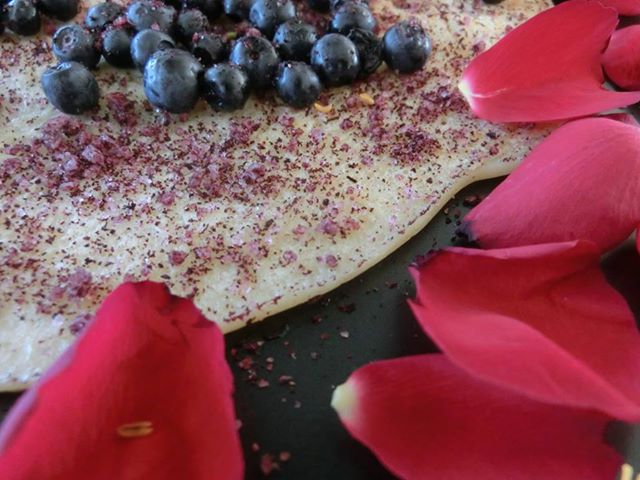 Rosenblütenzucker zu Pfannkuchen